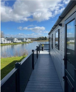 Lakeside location, sleeps 8, 3 bedrooms, fully glazed wrap around decking, Haven Lakeland, Lake District